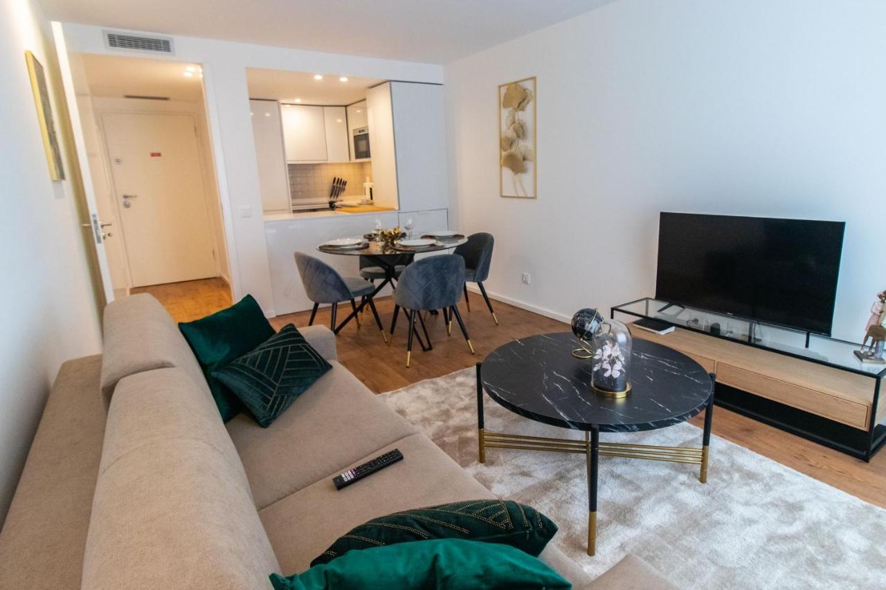Stunning Apartment W/ Free Parking By Lovelystay Porto Ngoại thất bức ảnh